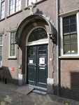 906363 Gezicht op de ingangspartij van voormalige RK Lagere Meisjesschool (Alendorpstraat 7) te Utrecht.